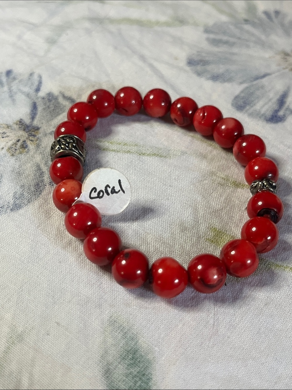❤️ Vibrant Red Coral Beaded Bracelet with Metallic Accent ❤️